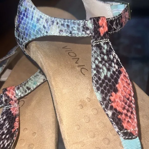 Vionic  Snakeskin Pattern Leather T-Strap Multicolored Sandals Size 7
