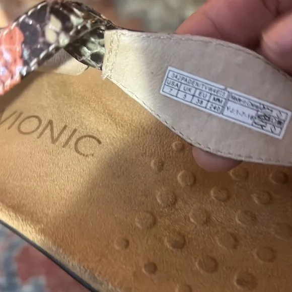 Vionic  Snakeskin Pattern Leather T-Strap Multicolored Sandals Size 7