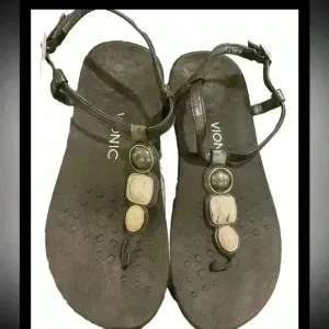 Vionic T strap sandals