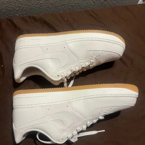 White Sneakers with Textured Design and Gum Sole