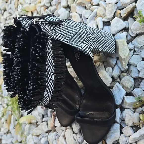 Whittner Romona Black And White Raffia Sandals Size 9