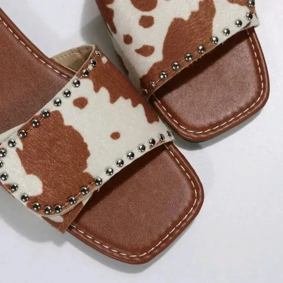 Women Cow Pattern Studded Decor Flat Sandals, Fashionable Outdoor Velvet