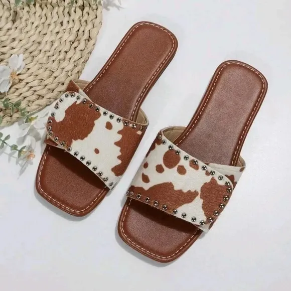 Women Cow Pattern Studded Decor Flat Sandals, Fashionable Outdoor Velvet