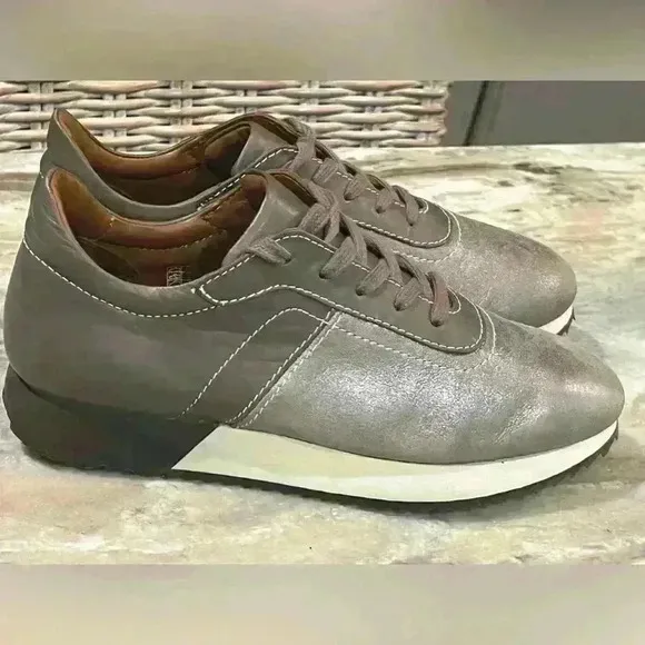 Women’s AQUATALIA Zala leather weatherproof metallic Sneakers- Size 8.5