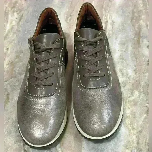 Women’s AQUATALIA Zala leather weatherproof metallic Sneakers- Size 8.5