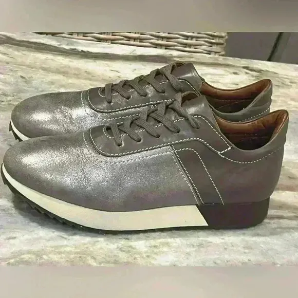 Women’s AQUATALIA Zala leather weatherproof metallic Sneakers- Size 8.5
