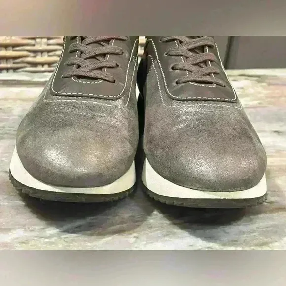 Women’s AQUATALIA Zala leather weatherproof metallic Sneakers- Size 8.5
