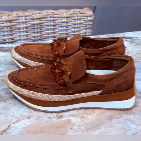 Women’s DOLCE VITA Jadah sneakers- pecan suede. Size 7.5