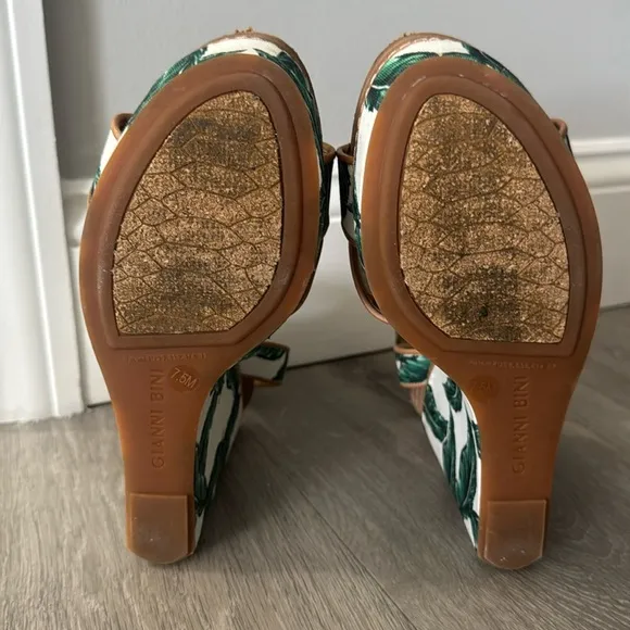 Women's Gianni Bini Luisa Banana Leaf Tropical Wedge Sandals 7.5