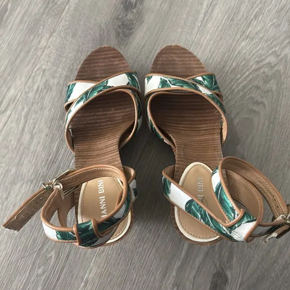 Women's Gianni Bini Luisa Banana Leaf Tropical Wedge Sandals 7.5