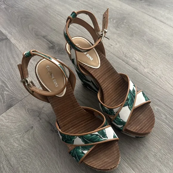 Women's Gianni Bini Luisa Banana Leaf Tropical Wedge Sandals 7.5