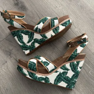 Women's Gianni Bini Luisa Banana Leaf Tropical Wedge Sandals 7.5
