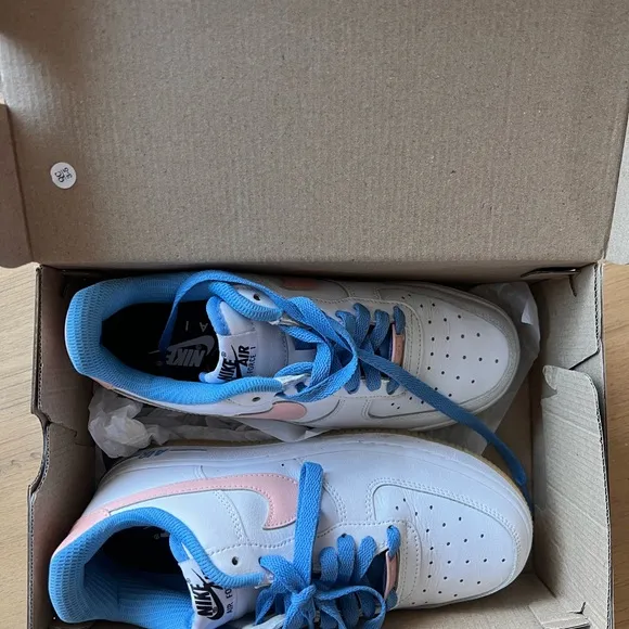 Women’s Nike 7.5 pink blue