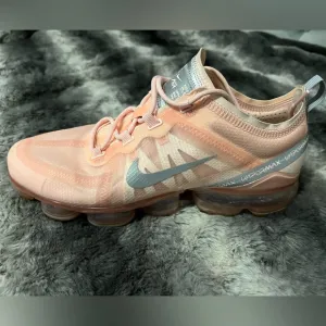 Women’s Nike Vapor Max Pink Sneakers Gray. Size 9 EUC