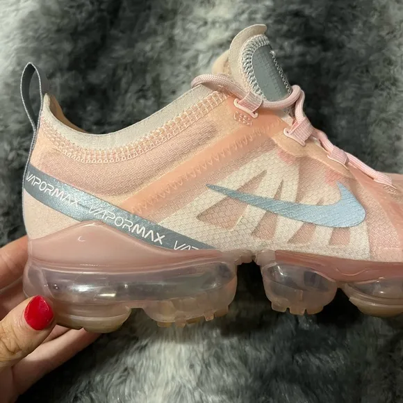 Women’s Nike Vapor Max Pink Sneakers Gray. Size 9 EUC