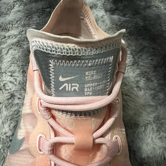Women’s Nike Vapor Max Pink Sneakers Gray. Size 9 EUC