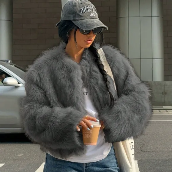 Women's Solid Color Long Sleeve Minimalist Faux Fur Jacket,