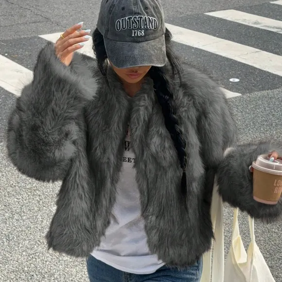 Women's Solid Color Long Sleeve Minimalist Faux Fur Jacket,