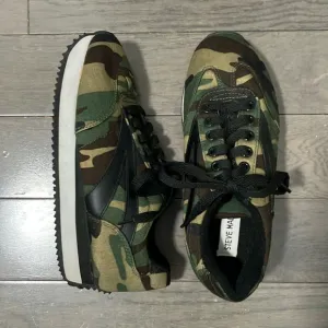 Y2K Vintage Steve Madden Camo Sneakers Size 6