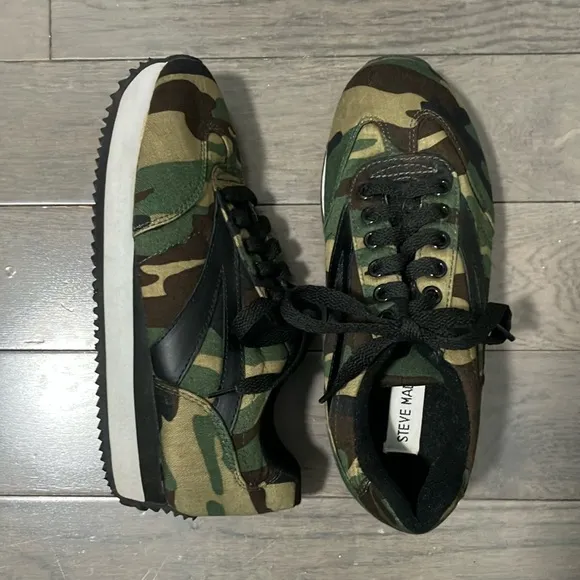 Y2K Vintage Steve Madden Camo Sneakers Size 6