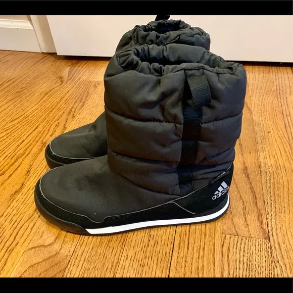 Youth adidas snow pull on boots like new size 5