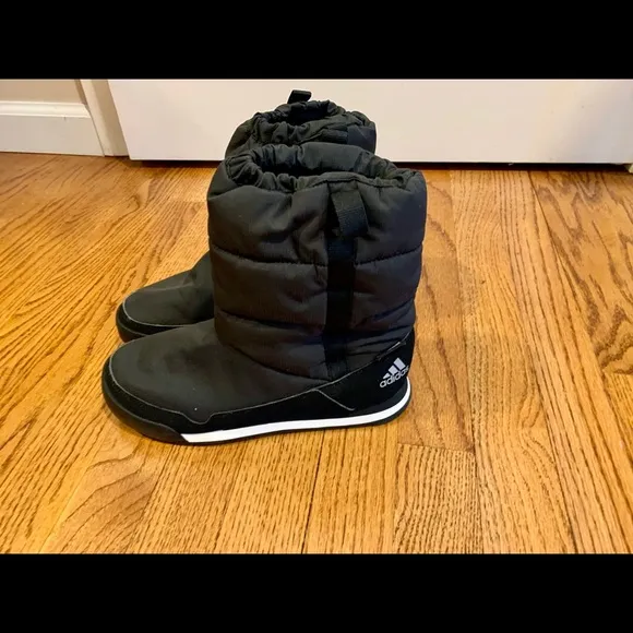 Youth adidas snow pull on boots like new size 5