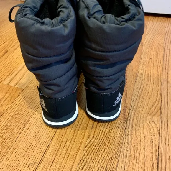 Youth adidas snow pull on boots like new size 5