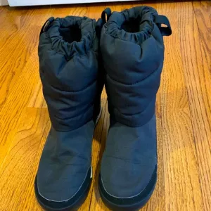 Youth adidas snow pull on boots like new size 5