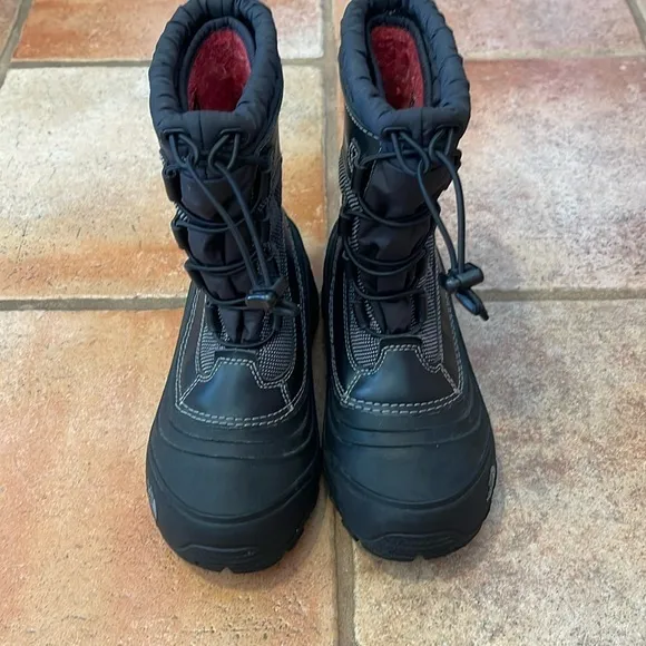 Youth The North Face winter boots size 4