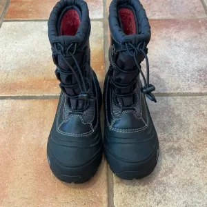 Youth The North Face winter boots size 4